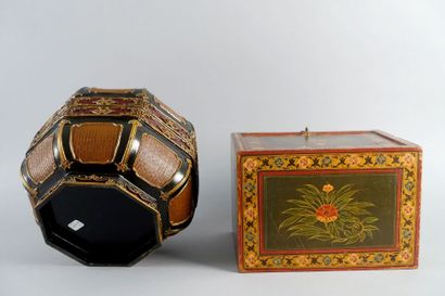 Un coffret octogonal en laque et un petit...