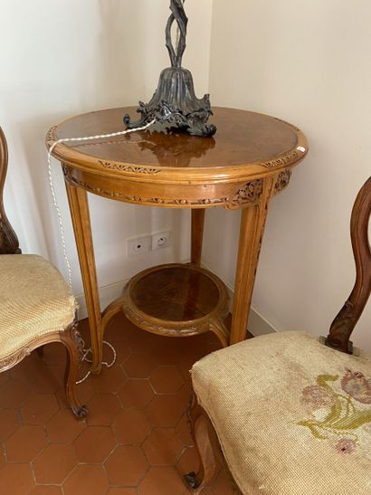 Guéridon tripode à deux plateaux en bois...