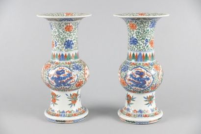 CHINE 

Paire de vases cornets en porcelaine...