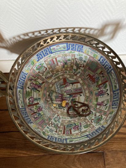 Coupe circulaire en bronze et émaux cloisonnés...