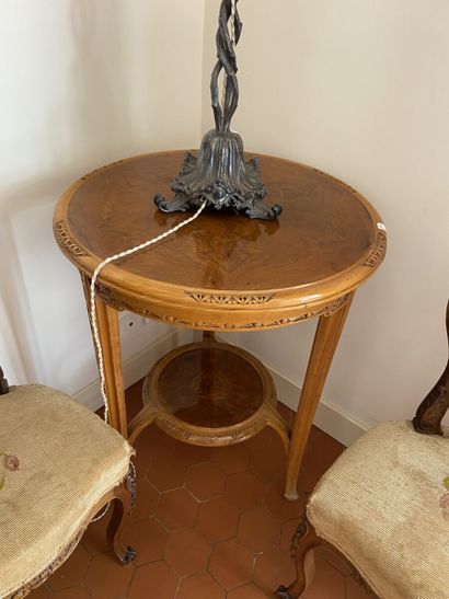 Guéridon tripode à deux plateaux en bois...