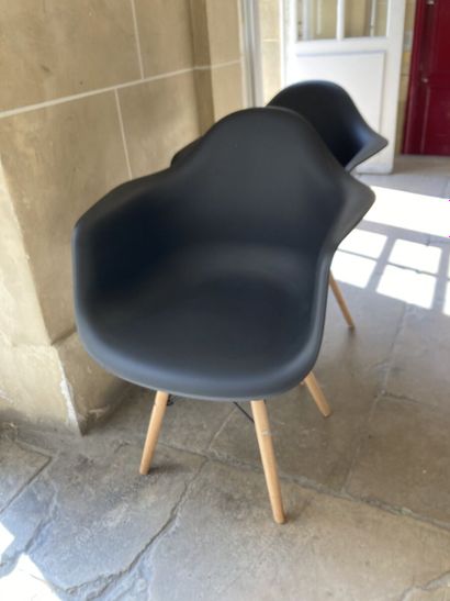 Dans le goût d'Eames

Quatre fauteuils en...