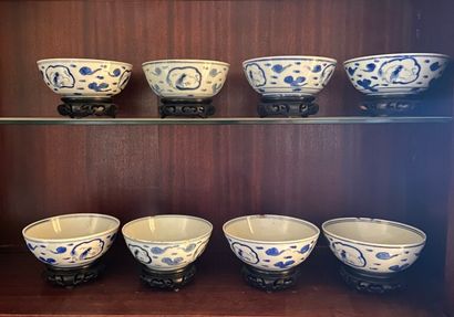 CHINE

Huit petits bols en porcelaine à décor...