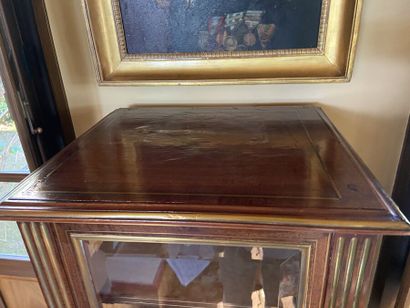 Vitrine en acajou et placage d'acajou, les...