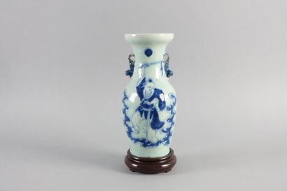 CHINE, XIXe siècle

Vase balustre en porcelaine...