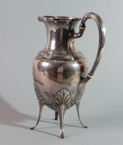 Cafetière quadripode en métal argenté

(Manquent...