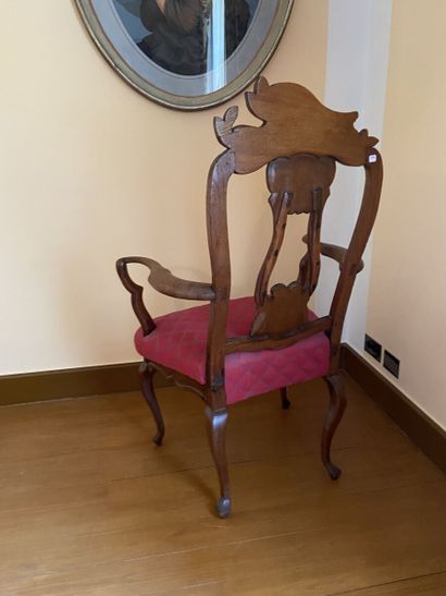 Fauteuil en bois sculpté à dossier ajouré...