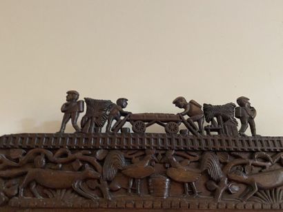 Miroir dans un cadre en bois sculpté cintré...