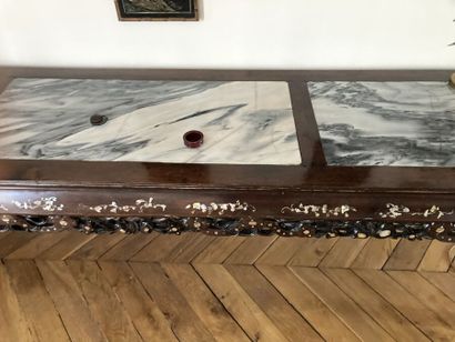 EXTRÊME-ORIENT

Importante console en bois...