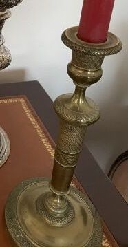 Paire de bougeoirs en laiton doré à décor...