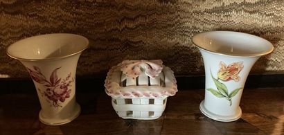 Dans le goût du XIXe siècle

Deux vases cornets...