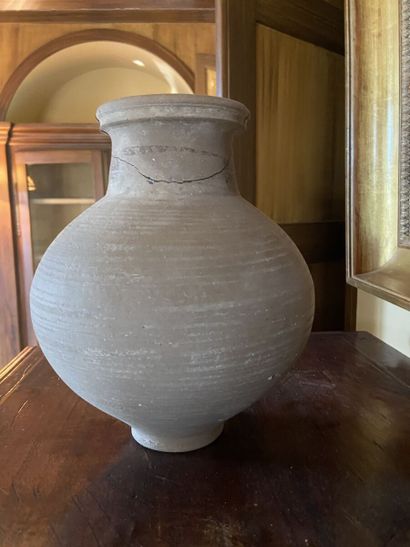 Vase balustre en terre cuite reposant sur...