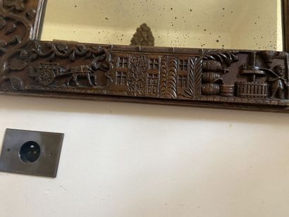 Miroir dans un cadre en bois sculpté cintré...