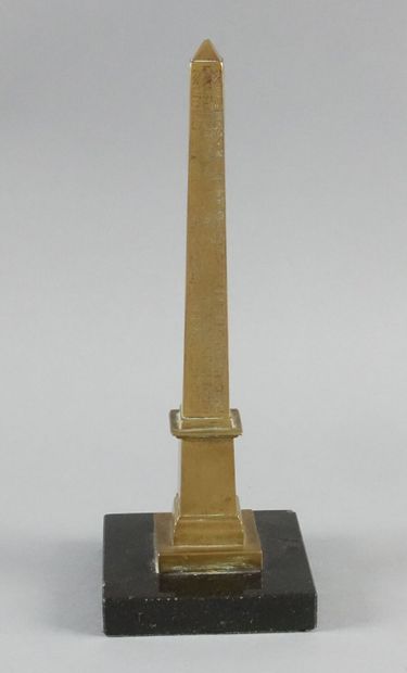 Obélisque en laiton

Haut. : 20 cm