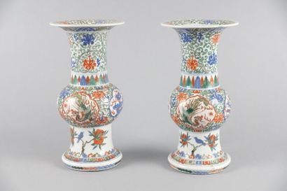 CHINE 

Paire de vases cornets en porcelaine...