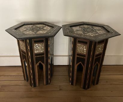Réunion de deux guéridons en bois de placage...