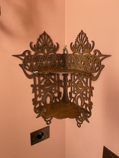 Miroir en métal gravé, la vue en ogive orientale

Haut....