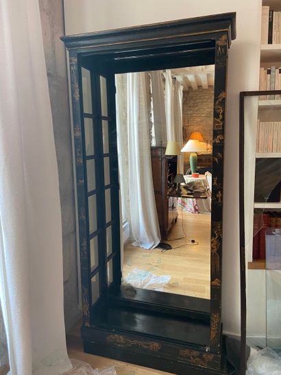 Vitrine en vernis européen imitant la laque...