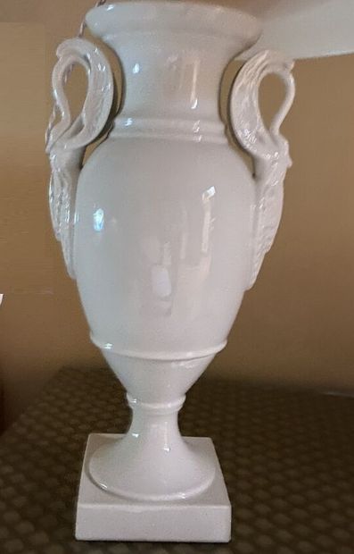 Lampe en porcelaine blanche de forme balustre,...