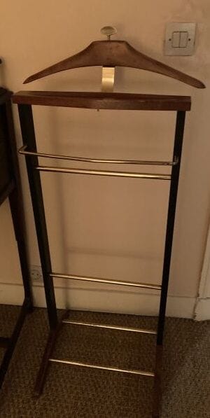 Valet de nuit en bois naturel et métal

(Légers...