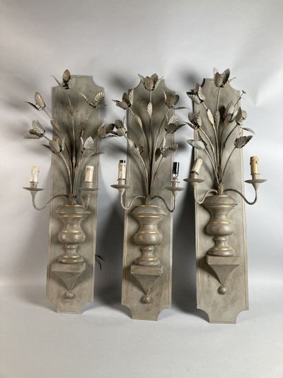 Suite de trois appliques en métal laqué gris...