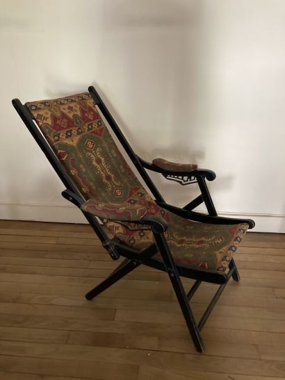 Fauteuil pliant en bois laqué noir, la garniture...