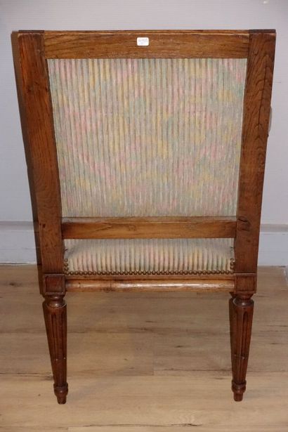 Paire de fauteuils en bois naturel mouluré...