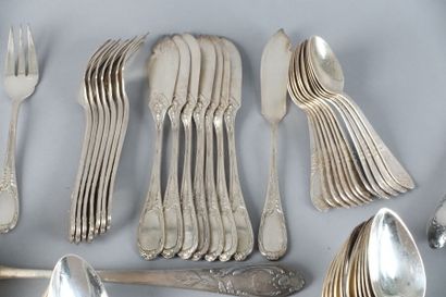 Partie de ménagère en métal argenté à décor...