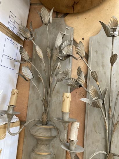 Suite de trois appliques en métal laqué gris...