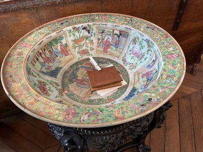 Bol à punch en porcelaine de Canton

XIXe...