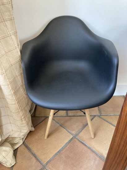 Dans le goût d'Eames

Quatre fauteuils en...