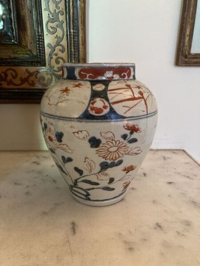 EXTRÊME-ORIENT

Petit vase pansu en porcelaine...