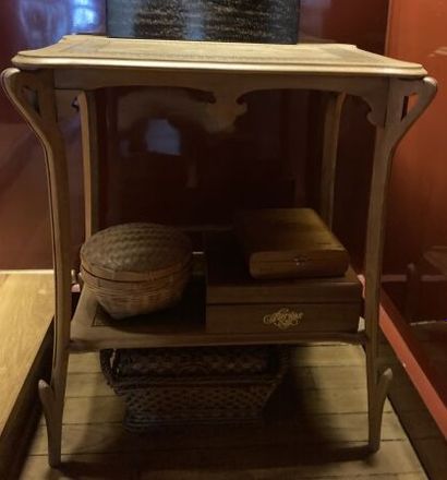 Table d'appoint en bois clair à deux plateaux...