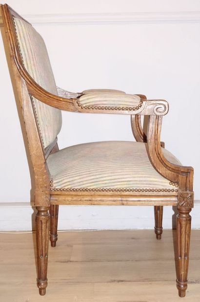 Paire de fauteuils en bois naturel mouluré...