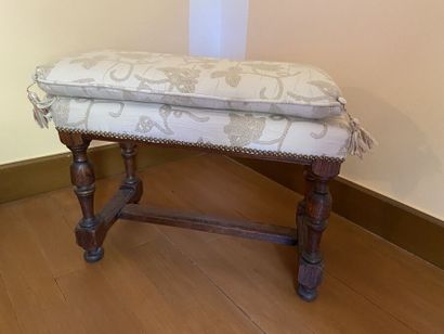 Tabouret en bois tourné, les pieds en balustre...