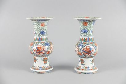 CHINE 

Paire de vases cornets en porcelaine...