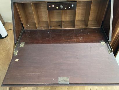 Bureau de pente en placage ouvrant par un...