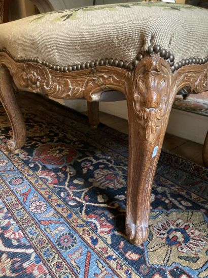 Tabouret en bois naturel mouluré et sculpté...