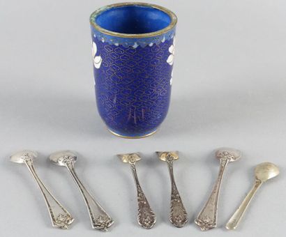 Lot de trois petites cuillers en argent et...