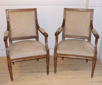 Paire de fauteuils en bois naturel mouluré...