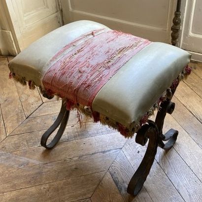 Dans le goût de POILLERAT

Paire de tabourets...