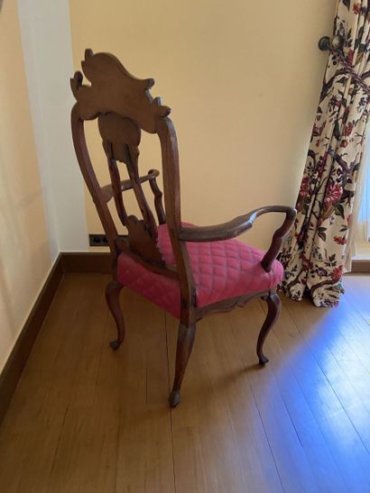 Fauteuil en bois sculpté à dossier ajouré...