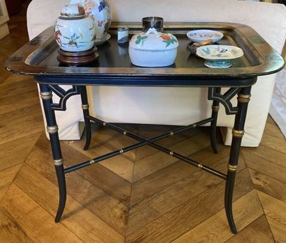 Petite table à thé en bois laqué dans le...