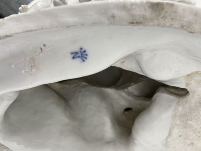 PARIS
Important group in white enamelled...