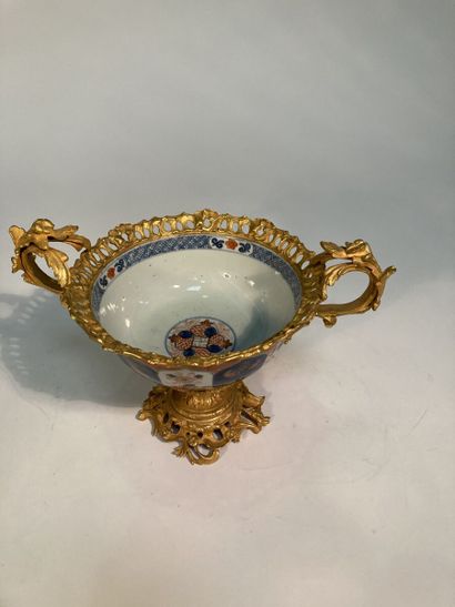 Porcelain cup decorated in the Imari palette,...