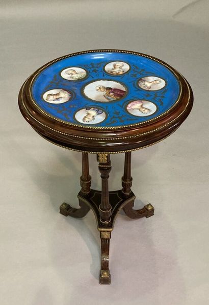 Circular table in mahogany, the top of porcelain...