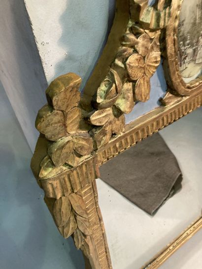Gilded wood mirror, the pediment with ribbon...