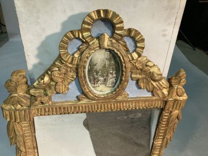 Gilded wood mirror, the pediment with ribbon...