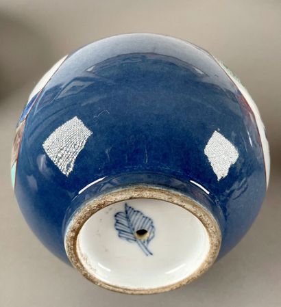SAMSON
Vase in the taste of China with enamels...