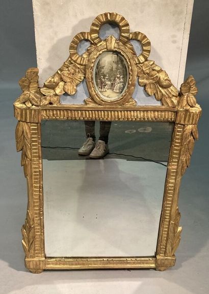Gilded wood mirror, the pediment with ribbon...